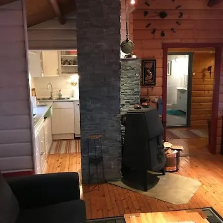 Smasletta Lodge, Kvaloya Holiday home *